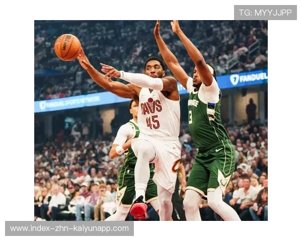 米切尔底线反手上篮命中,骑士扩大优势 米切尔底线反手上篮命中,骑士扩大优势